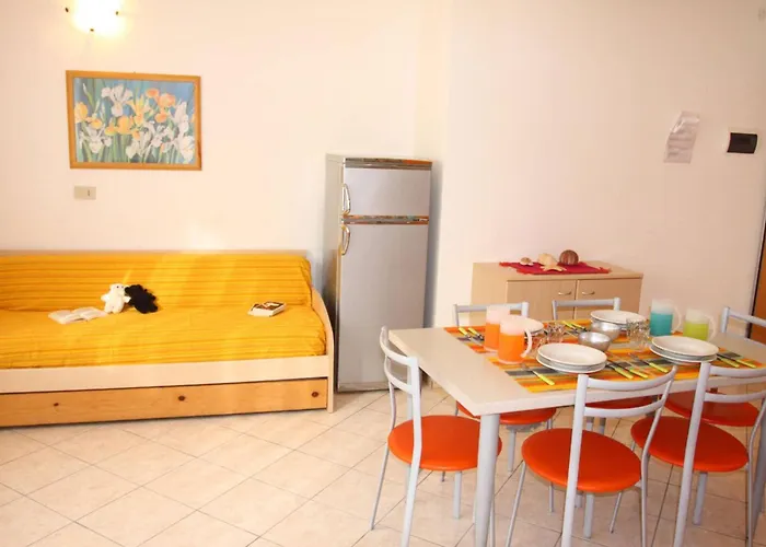 Appartement Two- Bedroom Flat With Sea View In