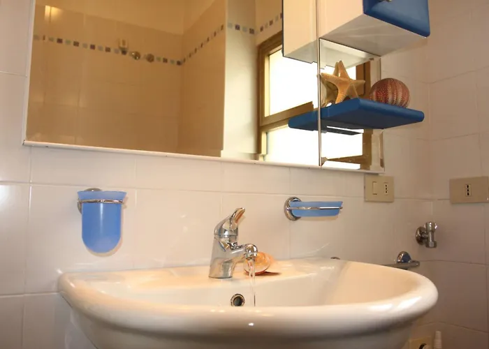 Apartman Two- Bedroom Flat With Sea View In *