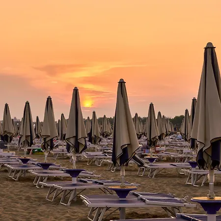 Two- Bedroom Flat With Sea View In Apartment Bibione